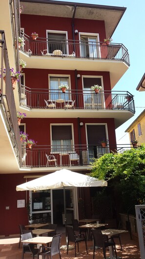 Front of property - Hotel Capinera (Garda)