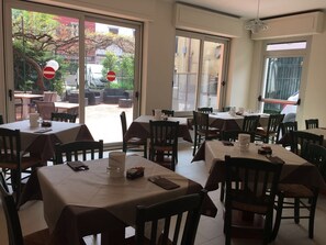 Free daily buffet breakfast - Hotel Capinera (Garda)