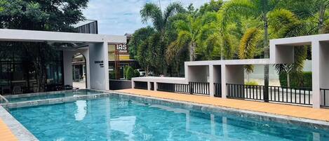 住宿正面 - 傍晚/夜晚