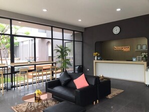 Lobby sitting area - Seree Grand Resort (Hat Yai)