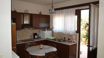 Refrigerador con freezer, horno, placa de cocina, lavavajillas