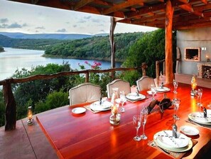 Outdoor dining - African Safari Lodge (Makhanda)