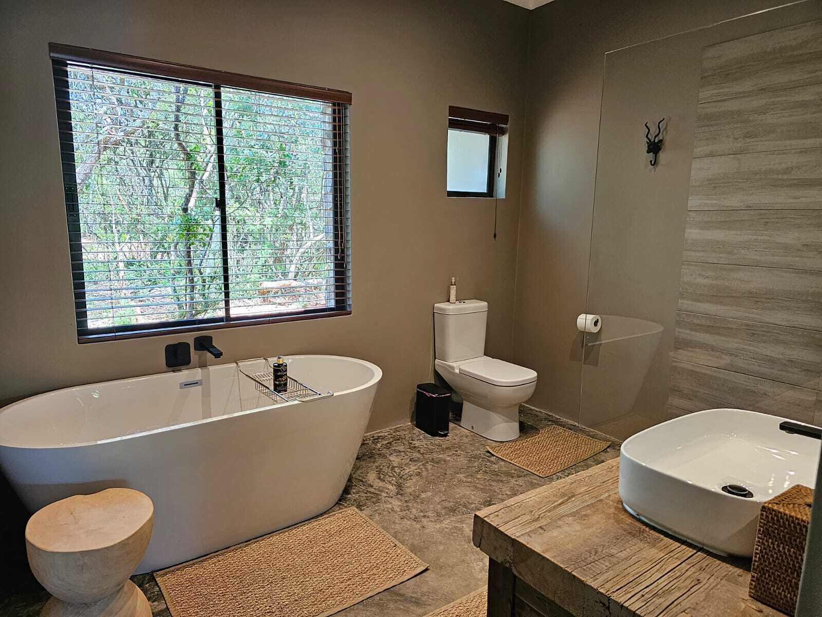 Studio Suite Cao cấp, 1 giường cỡ king | Phòng tắm | Máy sấy tóc, khăn tắm 