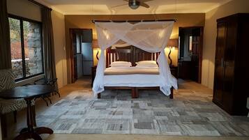 Quarto luxo, 1 cama King, vista para o rio | 3 quartos, roupas de cama premium, individualmente decorados