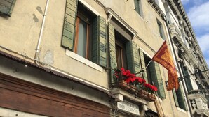 Unclassified image, 4 of 104, button - Princess Guest House (Venice)