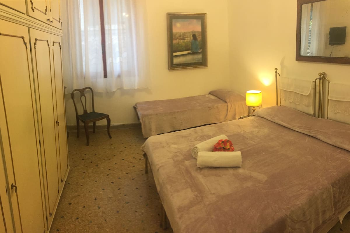 2 camere, con arredamento individuale, insonorizzazione