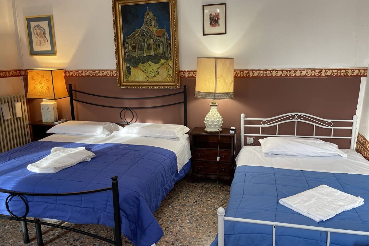 Luxury Room, Shared Bathroom, Canal View | Soundproofing, iron/ironing board (on request), free WiFi