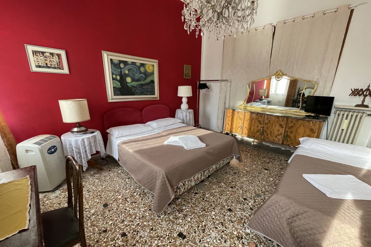 Honeymoon Room, Shared Bathroom, Canal View | Soundproofing, iron/ironing board (on request), free WiFi