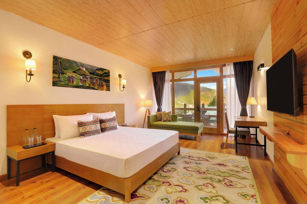 Deluxe King Room | Bộ đồ giường cao cấp, két bảo mật tại phòng, bàn 