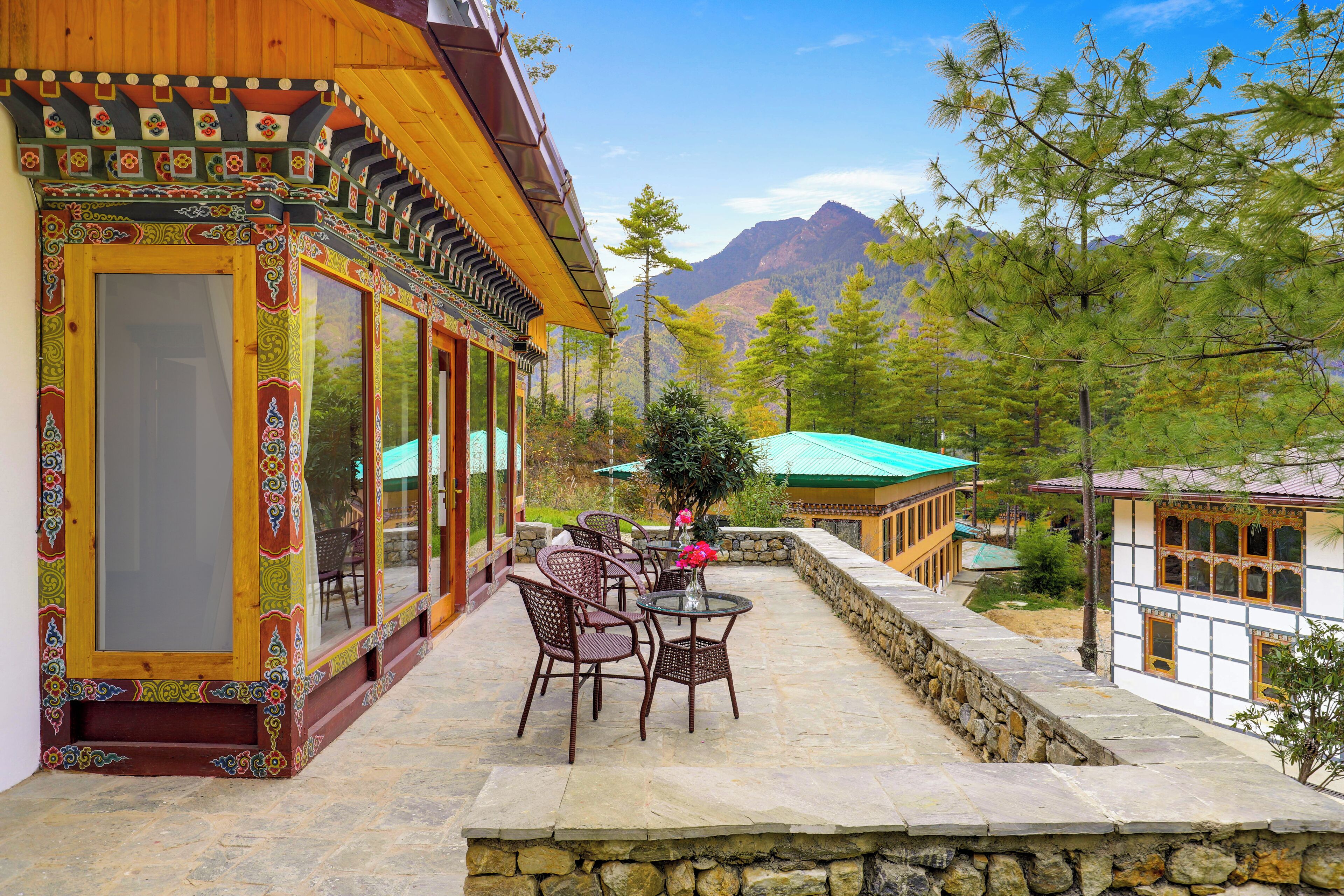 Ropa de cama de alta calidad y caja de seguridad en la habitación 