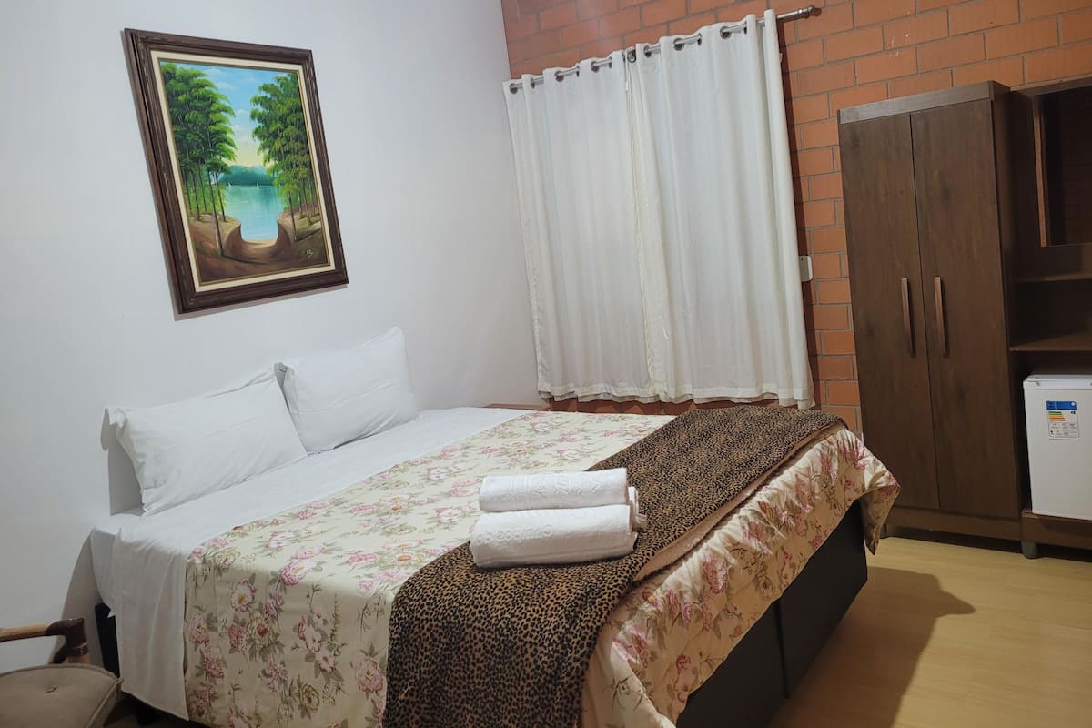 1 habitación, sistema de insonorización, wifi gratis y ropa de cama