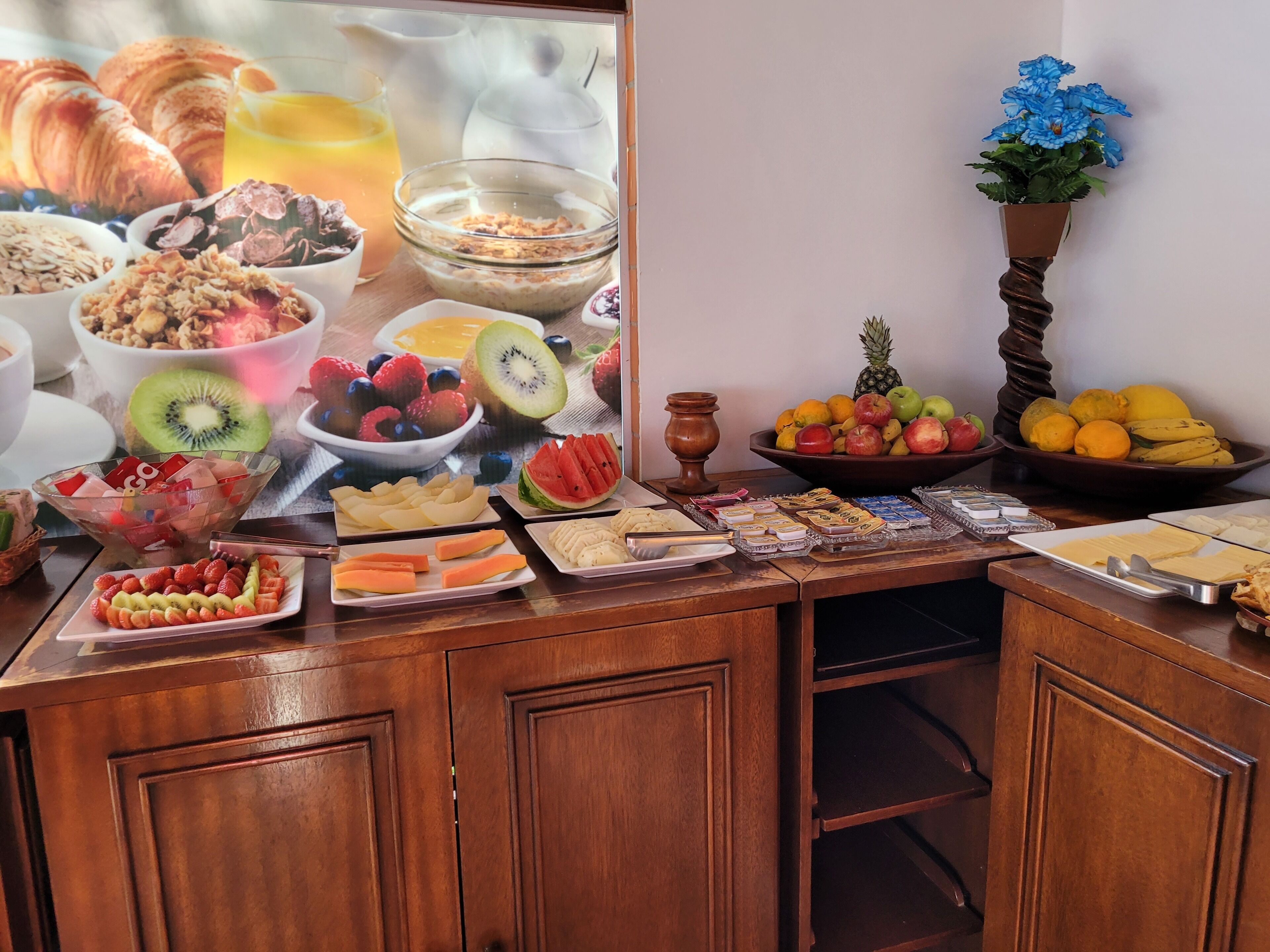 Un bufé con una variedad de frutas, verduras y comidas preparadas.