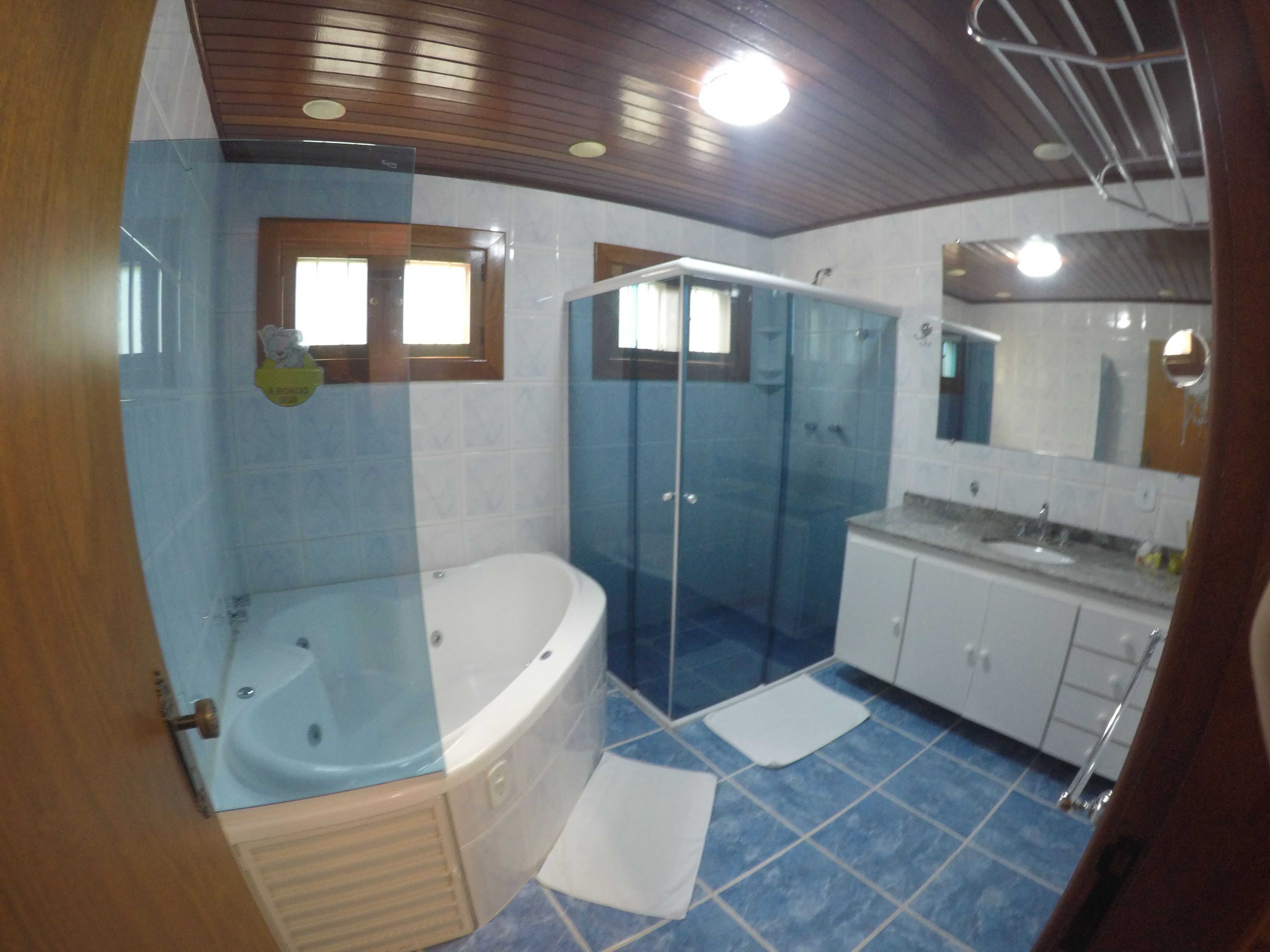 Un baño con bañera, cabina de ducha de vidrio y lavamanos.
