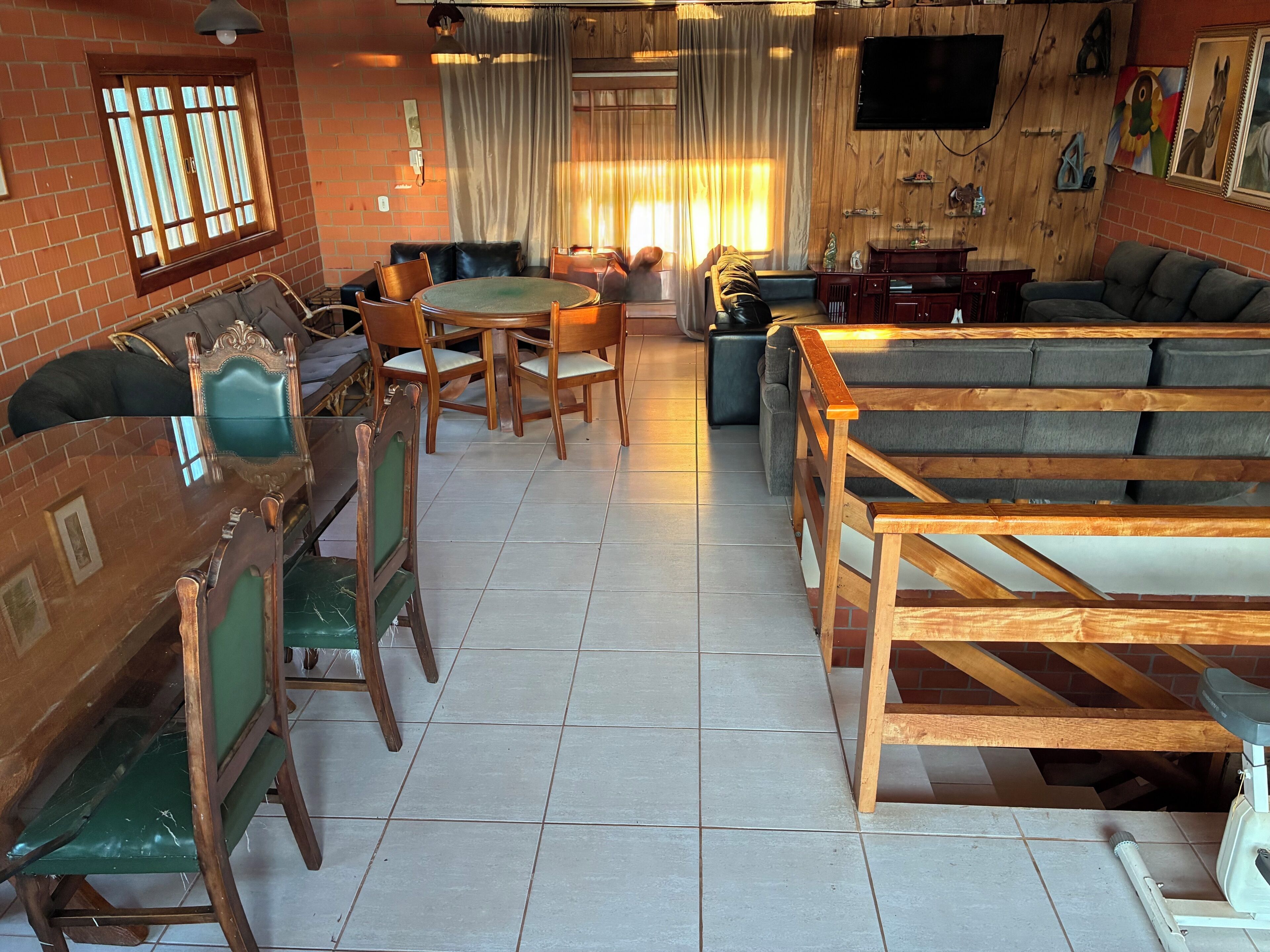 Un salon chaleureux avec un mur en briques, une table ronde en bois et un canapé.