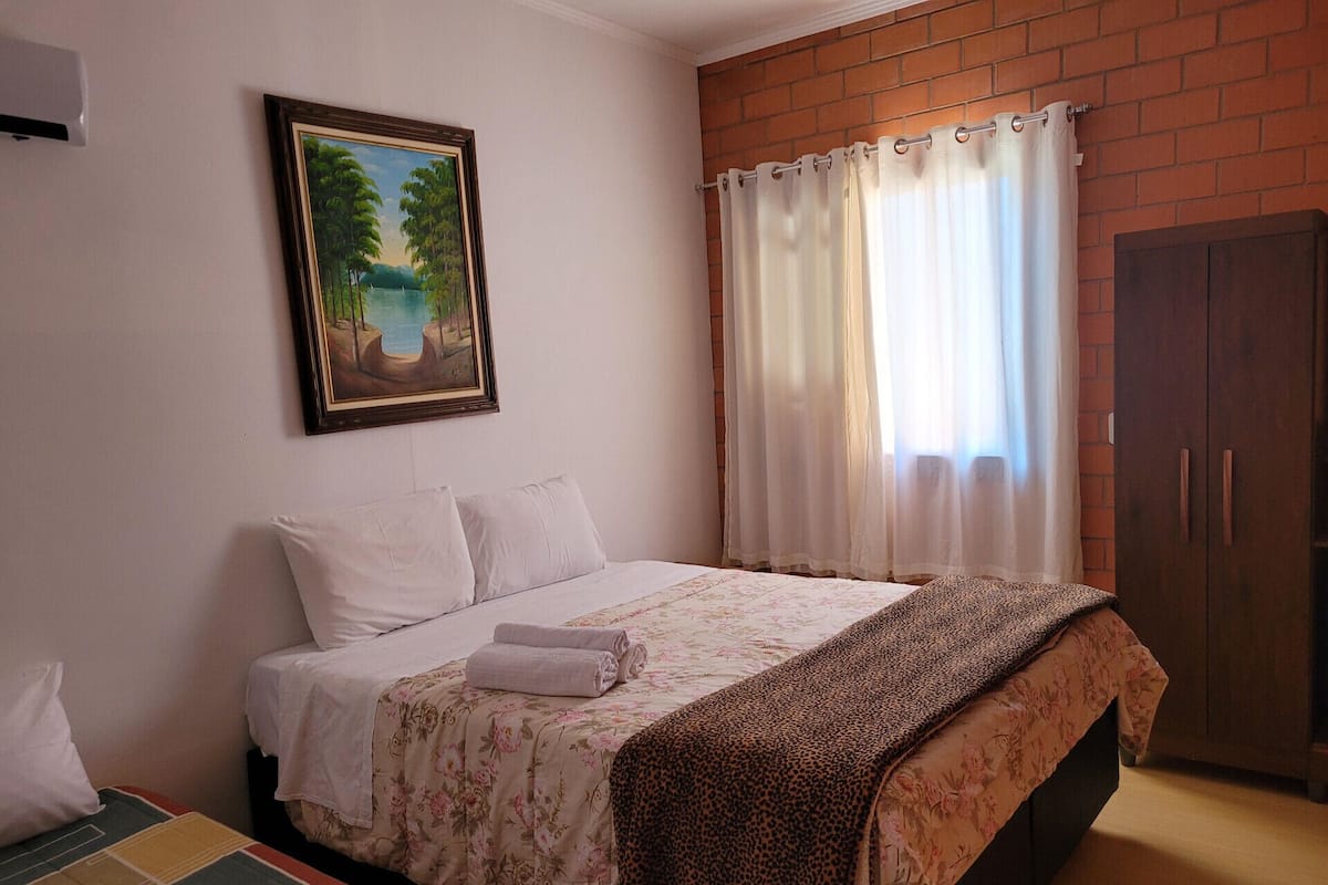 1 habitación, sistema de insonorización, wifi gratis y ropa de cama