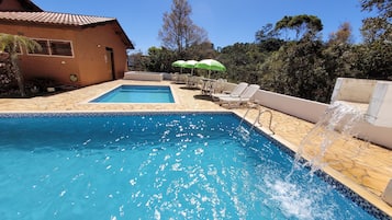 Piscina externa, funciona das 10h às 19h, espreguiçadeiras