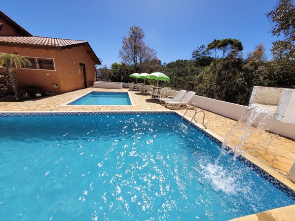 Una piscina al aire libre (de 10:00 a 19:00), tumbonas