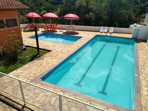 Una piscina al aire libre (de 10:00 a 19:00), tumbonas