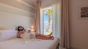 Kamer, 1 slaapkamer | Luxe beddengoed, donsdekens, bedden met traagschuimmatrassen, een bureau