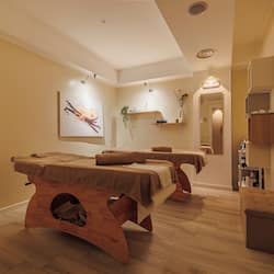 Salas de tratamiento para parejas, sauna y tina de hidromasaje