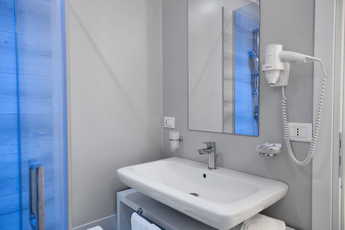 triple room, 1 bedroom, sea view, ground floor | bathroom sink