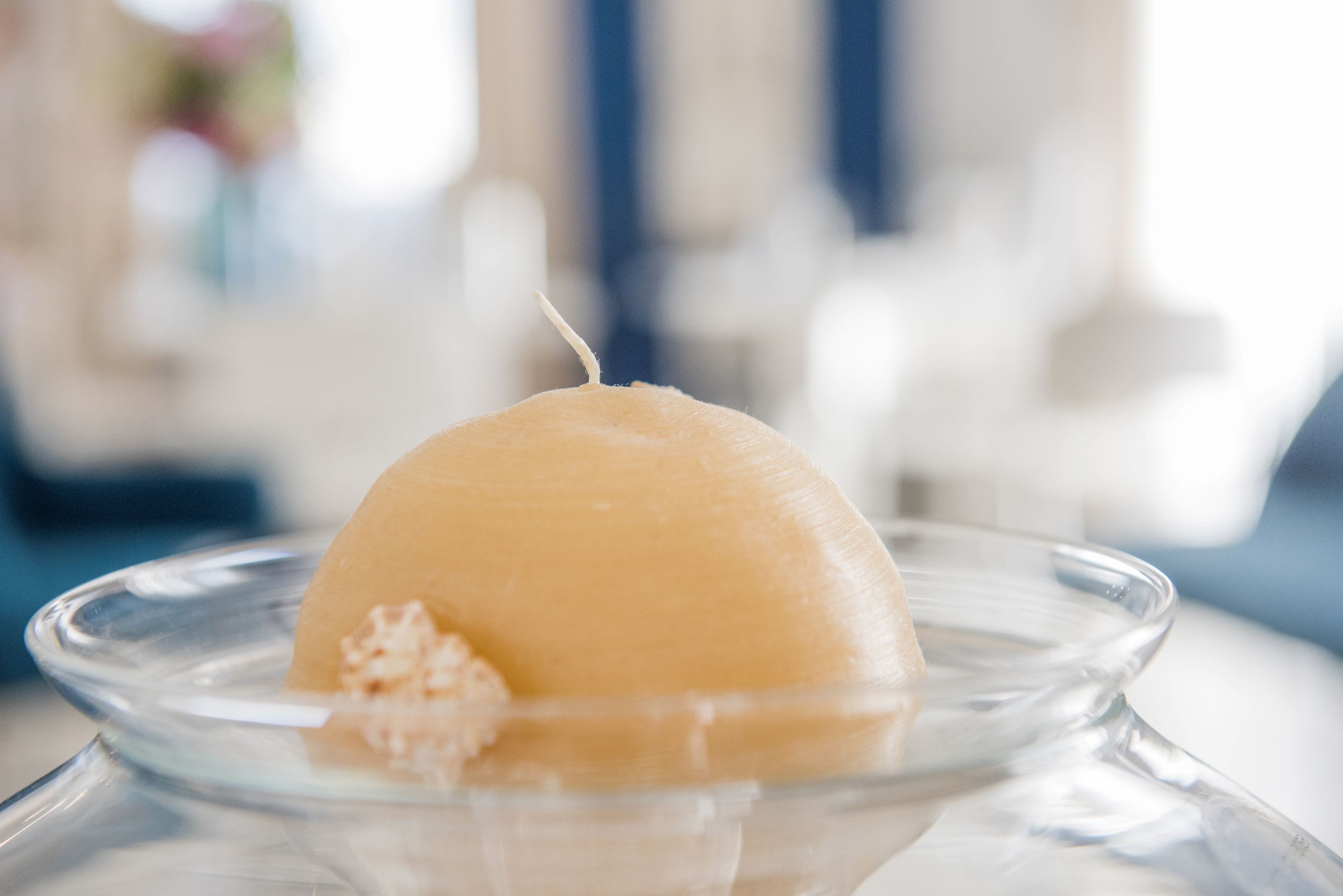 Ein Dessert auf einer klaren Glasplatte, unscharfer Hintergrund.