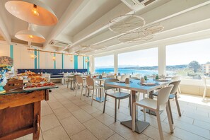 Desayuno buffet diario (EUR 12 por persona)