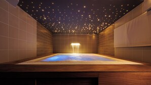 A modern spa room with a starry ceiling, a heated floor, and a wooden bench. - Marina di Petrolo Hotel & SPA (Castellammare del Golfo)