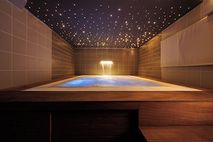 Couples treatment room(s), sauna, hot tub, steam room