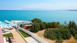 A coastal hotel with a pool area, outdoor seating, and a view of the sea. - Marina di Petrolo Hotel & SPA (Castellammare del Golfo)