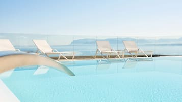 Een seizoensgebonden buitenzwembad, parasols voor strand/zwembad