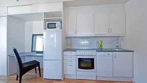 Refrigerador con freezer, microondas, horno, placa de cocina