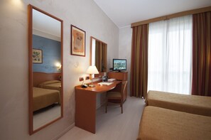 ダブルルーム (1 名様利用) クイーンベッド 1 台 | ミニバー、デスク、遮光カーテン、防音設備