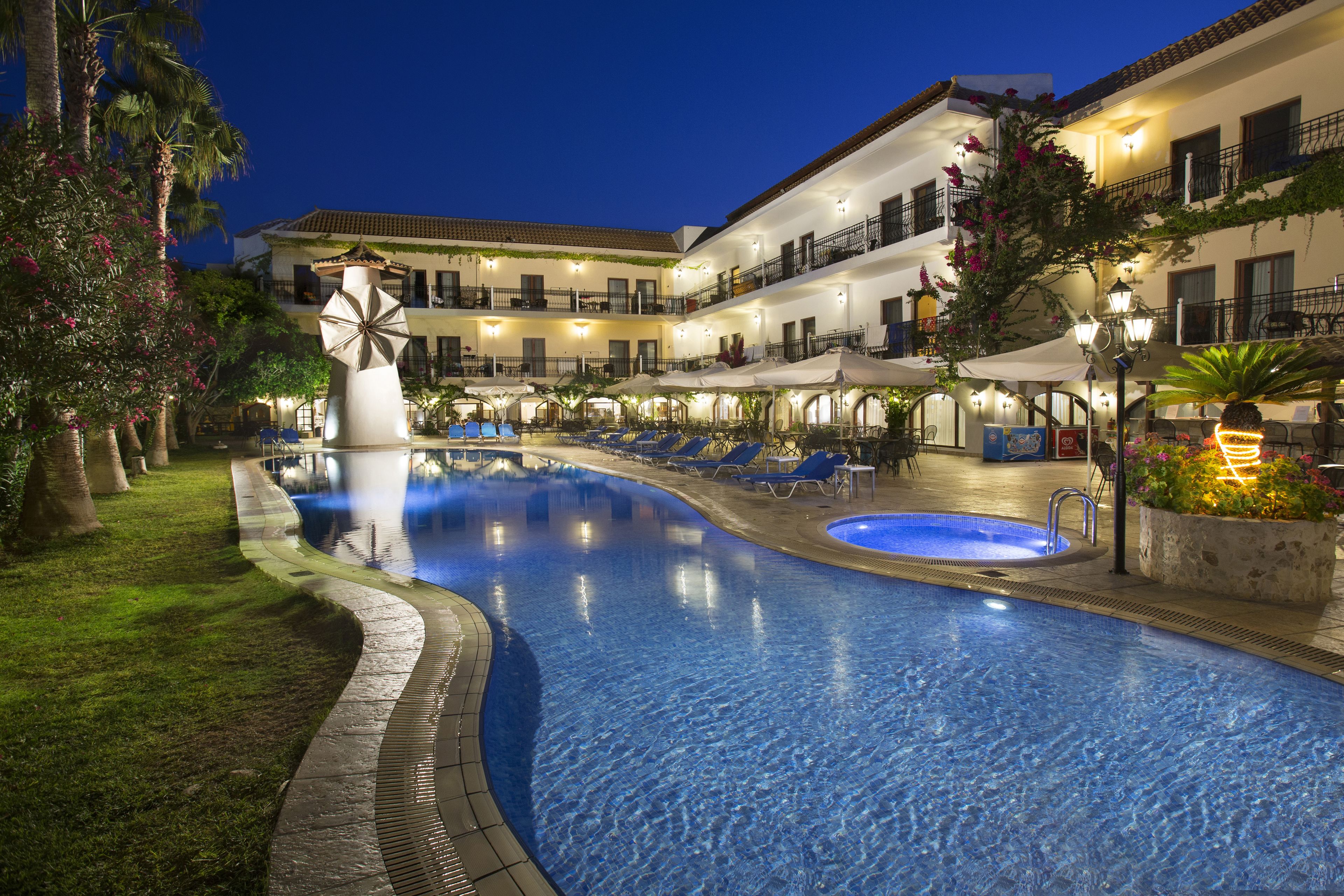 4 outdoor pools, open 10:00 am to 7:00 pm, pool umbrellas, pool loungers