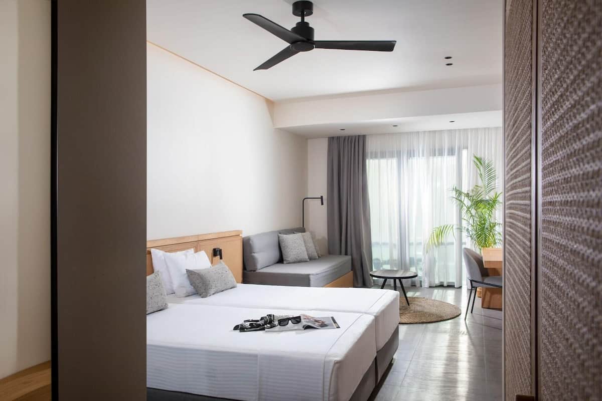 Escritorio, espacio para trabajar con laptop y cortinas blackout 