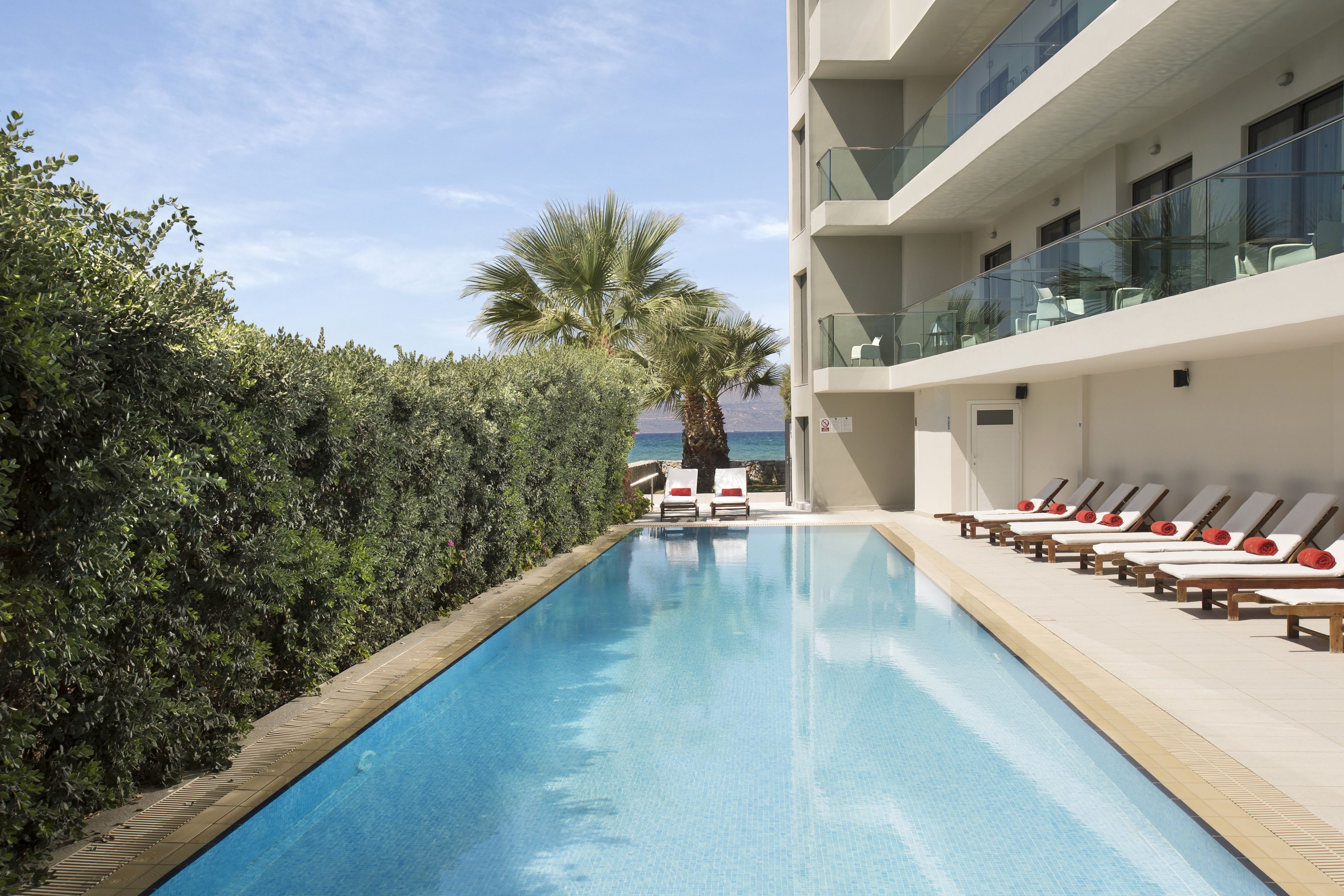 4 outdoor pools, open 10:00 am to 7:00 pm, pool umbrellas, pool loungers