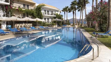 4 piscinas al aire libre, sombrillas, sillones reclinables de piscina