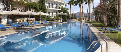 4 Außenpools, geöffnet von 10:00 Uhr bis 19:00 Uhr, Sonnenschirme
