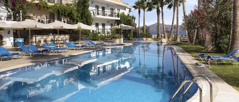 4 piscines extérieures, parasols de plage, chaises longues