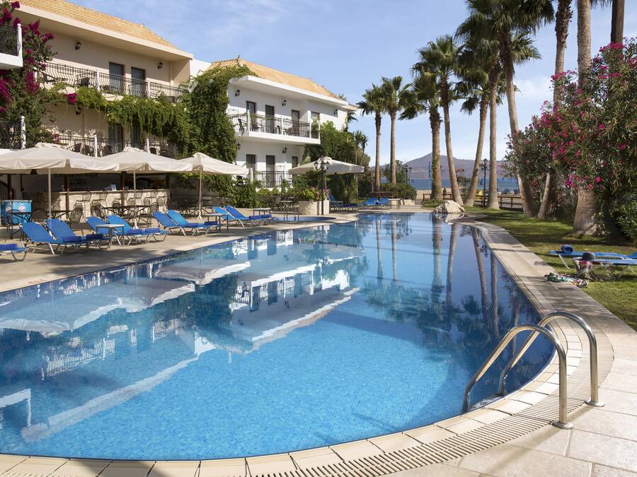 4 piscine all'aperto, ombrelloni da piscina, lettini