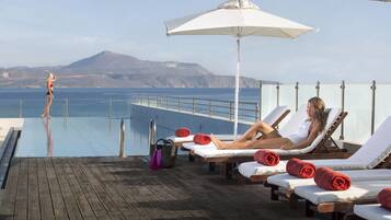 4 albercas al aire libre, sombrillas en la alberca y camastros