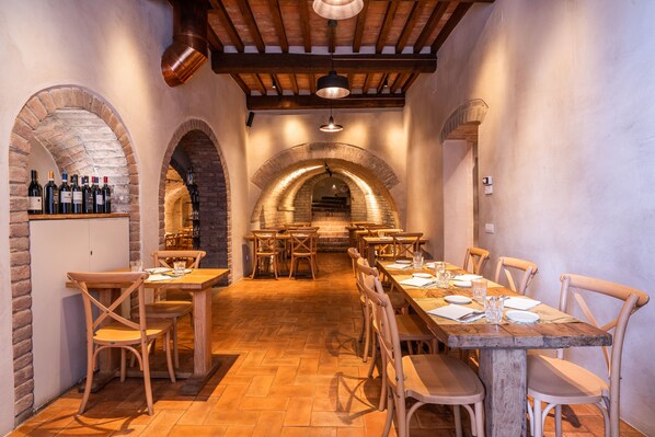 2 間餐廳;地區菜