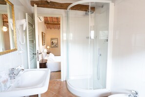 Standard Double or Twin Room | Bathroom