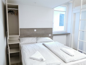 Design Quadruple Room | Free WiFi, bed sheets - Rooms Ambrozic (Ljubljana)