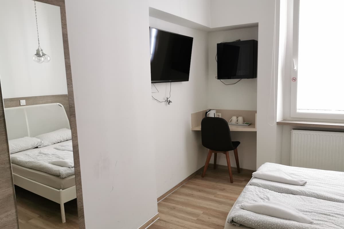 Double Room | WiFi (free), bed sheets