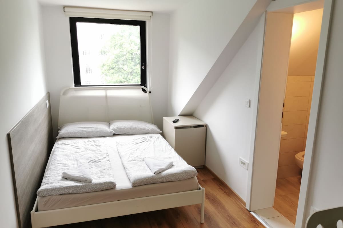 Basic Double Room | WiFi (free), bed sheets