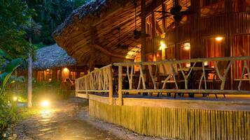 供應早餐、午餐、晚餐;本地菜