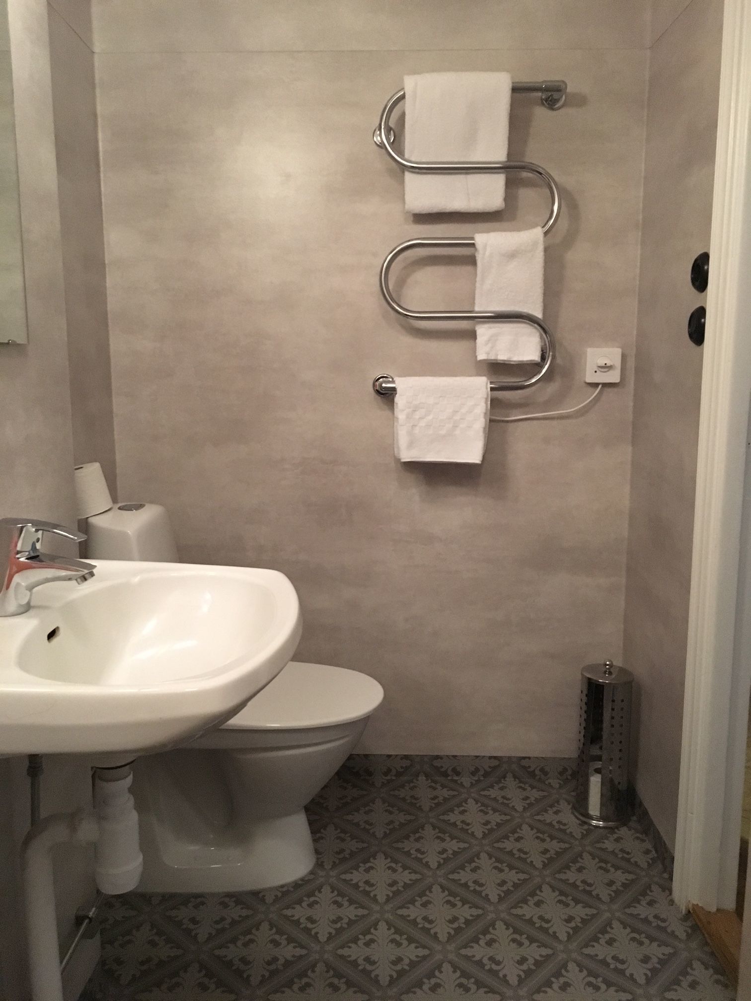 single room | bathroom | towels