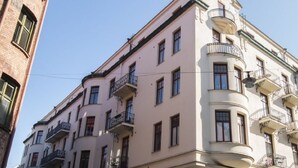 A multi-story building with balconies and a corner entrance. - Morris Hotel (Örebro)
