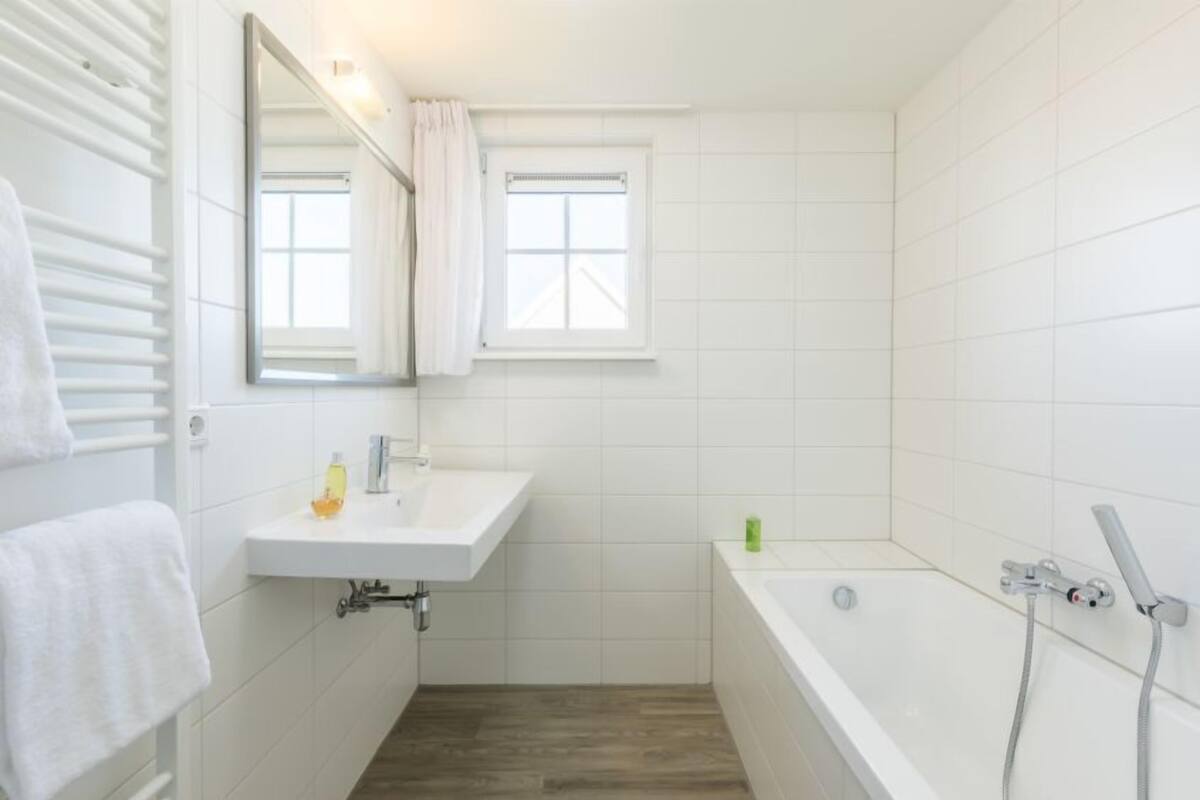 Habitación básica, 1 cama Queen size, vista al océano | Interior
